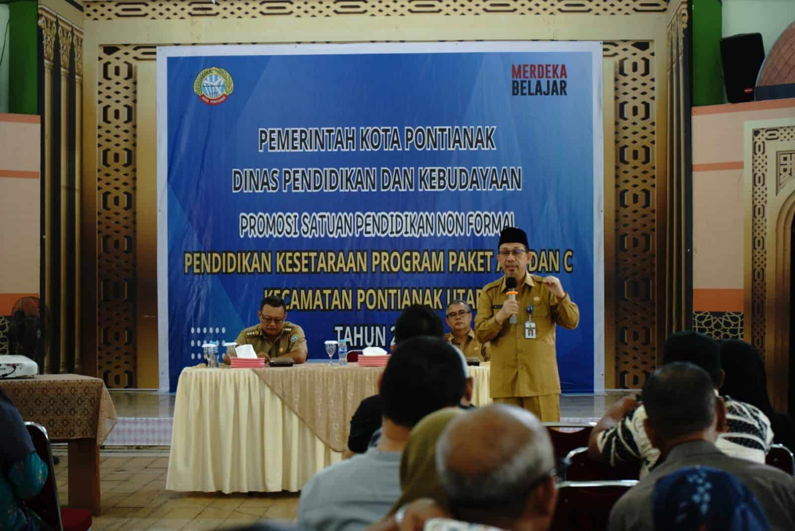Sekda Kota Pontianak, Mulyadi memberikan sambutan pada kegiatan Pendidikan Kesetaraan Program Paket A, B dan C. (Foto: Prokopim Pontianak)