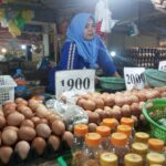 Pedagang telur ayam di Pasar Dahlia, Kota Pontianak. (Foto: Dinda Rahmi Dwi Putri/Mahasiswa PPL IAIN Pontianak 2023)