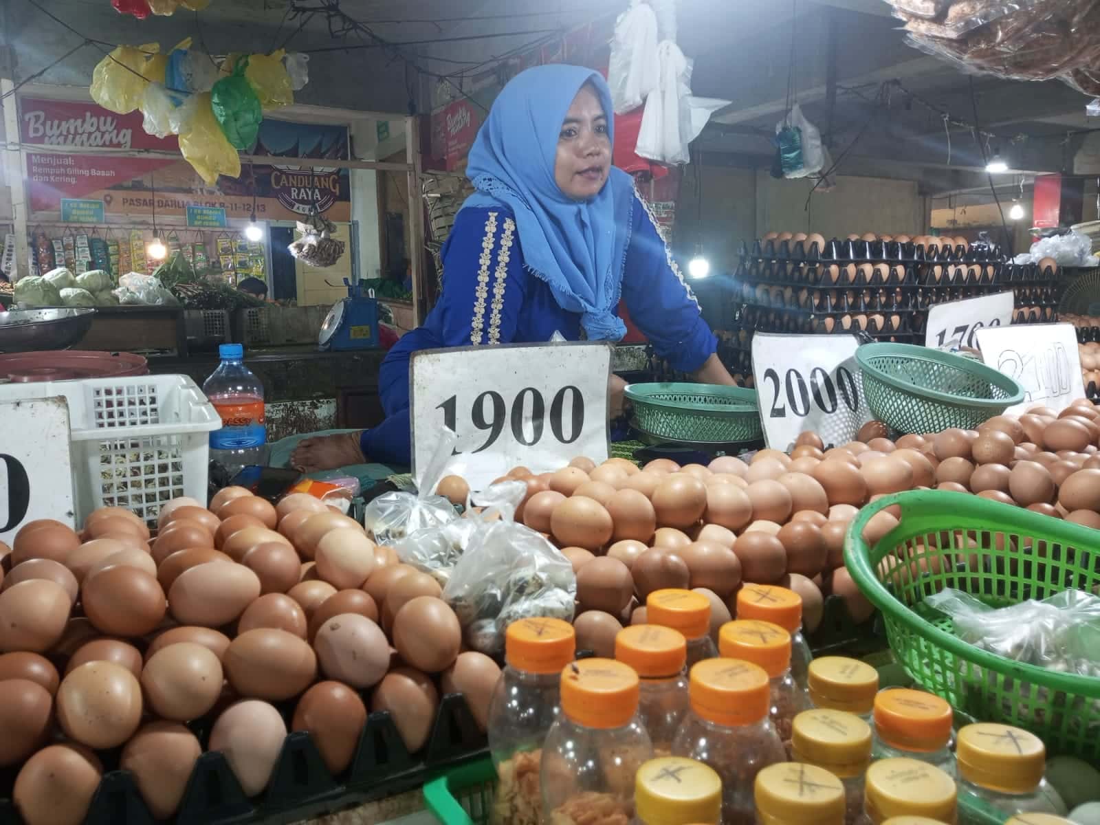 Pedagang telur ayam di Pasar Dahlia, Kota Pontianak. (Foto: Dinda Rahmi Dwi Putri/Mahasiswa PPL IAIN Pontianak 2023)