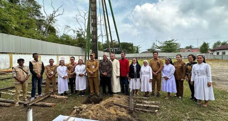 Foto bersama di sela-sela seremonial peletakan batu pertama pembangunan Rusunawa Bintang Kejora, Senin (09/10/2023). (Foto: Adi LC)
