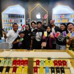 Owner SMC Store Apple Service Ketapang, Mandala Putra berfoto bersama sejumlah selebgram Kalbar saat grand launching SMC Store Apple Service Ketapang, Selasa (10/10/2023) malam. (Foto: Adi LC)