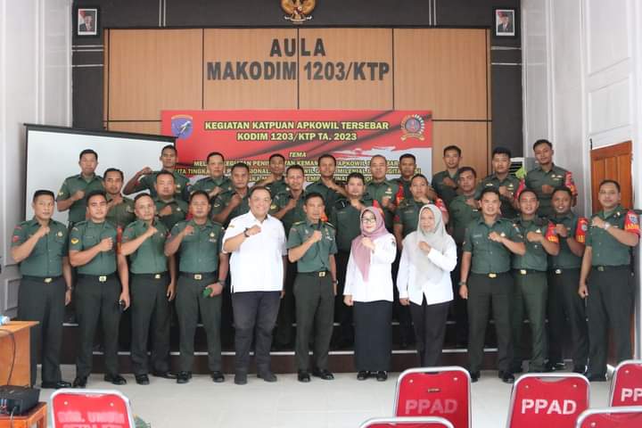 Foto bersama dalam kegiatan Peningkatan Kemampuan Aparat Komando Kewilayahan Tersebar Tahun 2023, di Aula Makodim 1203 Ketapang. (Foto: Adi LC)