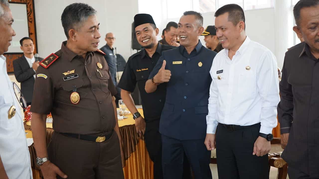 Pj Bupati Kayong Utara, Romi Wijaya menghadiri ceramah hukum oleh Kepala Kejaksaan Tinggi (Kajati) Kalimantan Barat di Gedung Pancasila, Ketapang, Rabu (11/10/2023). (Foto: Santo)