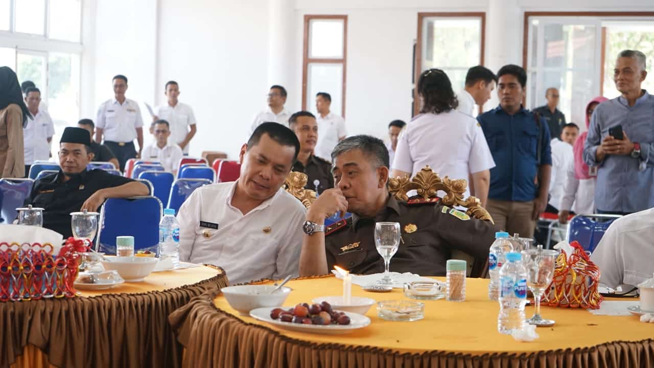 Pj Bupati Kayong Utara, Romi Wijaya berbincang dengan Kepala Kejaksaan Tinggi (Kajati) Kalimantan Barat di Gedung Pancasila, Ketapang, Rabu (11/10/2023). (Foto: Santo)