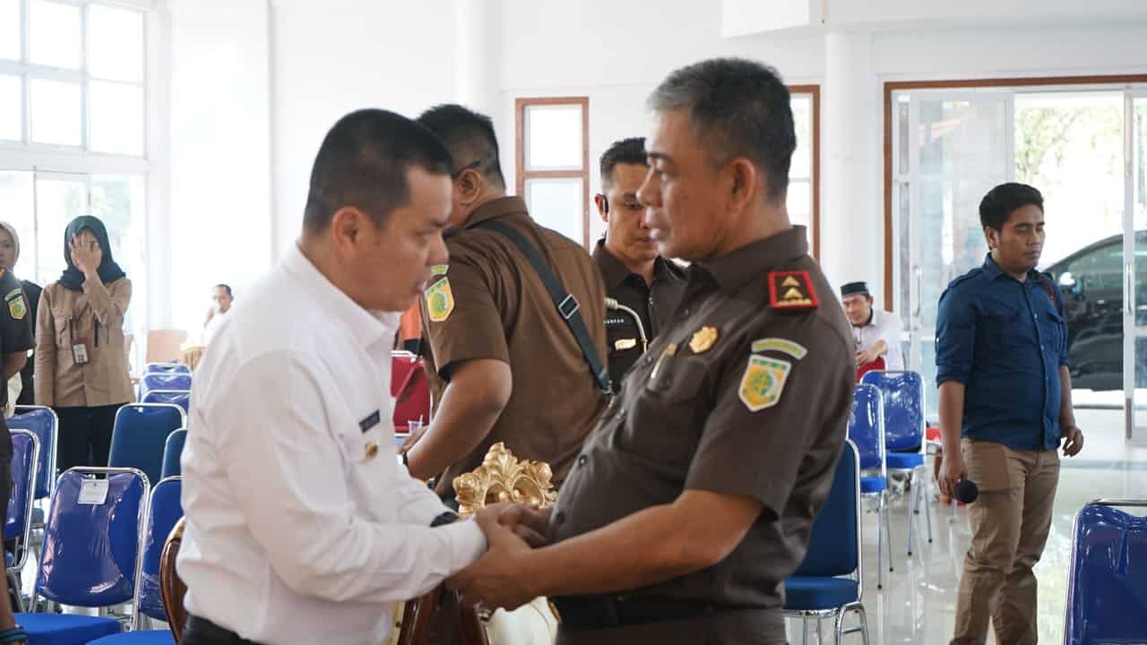 Pj Bupati Kayong Utara, Romi Wijaya menghadiri ceramah hukum oleh Kepala Kejaksaan Tinggi (Kajati) Kalimantan Barat di Gedung Pancasila, Ketapang, Rabu (11/10/2023). (Foto: Santo)