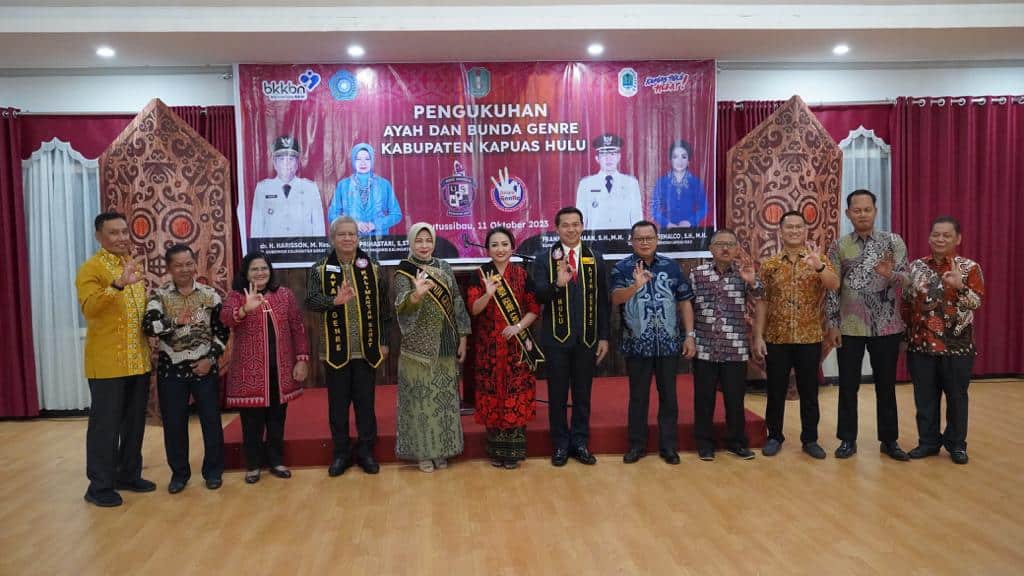 Foto bersama usai acara pengukuhan Ayah dan Bunda GenRe Kabupaten Kapuas Hulu. (Foto: Ishaq)
