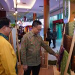 Wali Kota Pontianak, Edi Rusdi Kamtono meninjau stand-stand Pontianak Expo 2023 yang menampilkan berbagai produk unggulan. (Foto: Prokopim Pontianak)