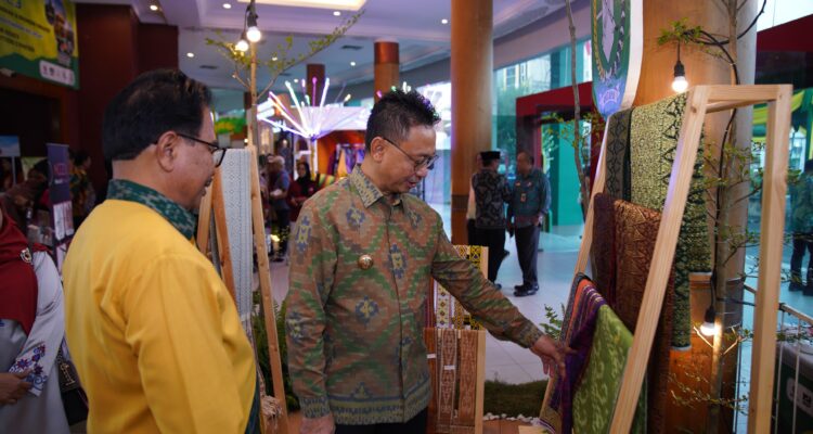 Wali Kota Pontianak, Edi Rusdi Kamtono meninjau stand-stand Pontianak Expo 2023 yang menampilkan berbagai produk unggulan. (Foto: Prokopim Pontianak)