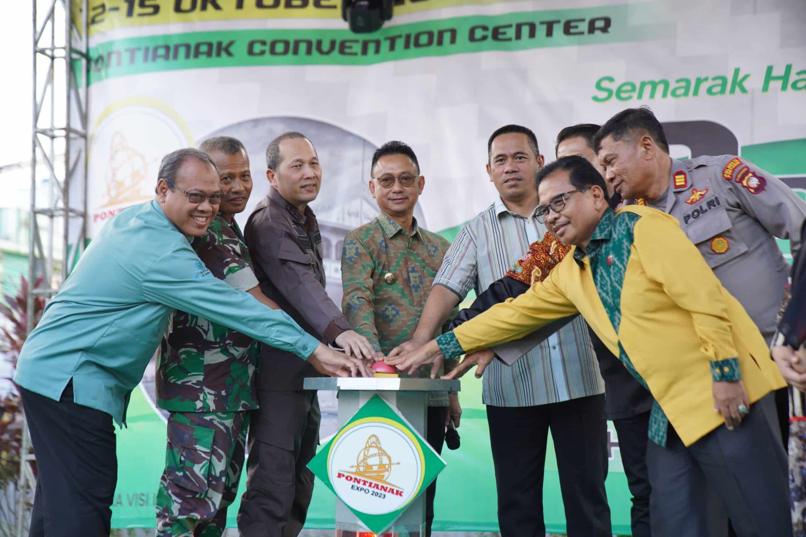 Wali Kota Pontianak, Edi Rusdi Kamtono beserta para tamu undangan memencet tombol secara simbolis menandai dimulainya Pontianak Expo 2023 di PCC. (Foto: Prokopim Pontianak)