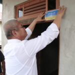 Pj Gubernur Kalbar, Harisson menempel stiker bertuliskan Rumah Tidak Layak Huni (RTLH) Dinas Perumahan Rakyat dan Kawasan Permukiman Provinsi Kalimantan Barat Tahun 2023. (Foto: Jauhari)