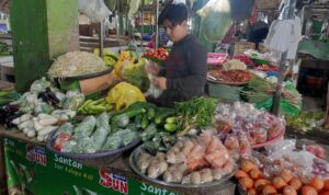 Sejumlah komoditas bahan pangan mengalami kenaikan di Pasar Teratai. (Foto: Firmansyah Purnama Aji/Mahasiswa PPL IAIN Pontianak 2023)