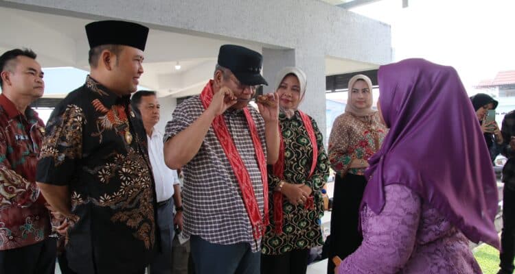 Pj Gubernur Kalbar, Harisson mengikuti prosesi tepung tawar khas suku Melayu. (Foto: Jauhari)
