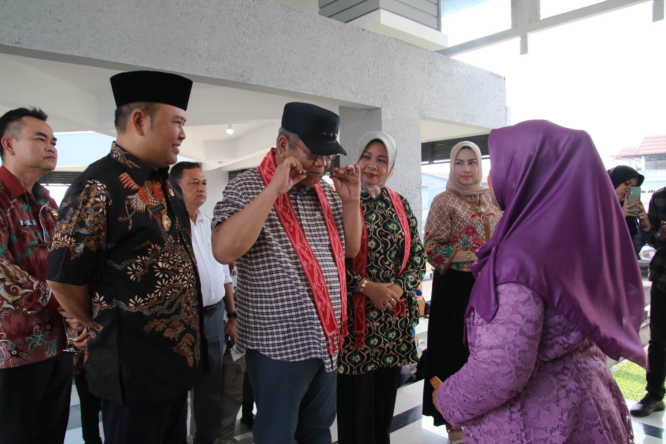 Pj Gubernur Kalbar, Harisson mengikuti prosesi tepung tawar khas suku Melayu. (Foto: Jauhari)