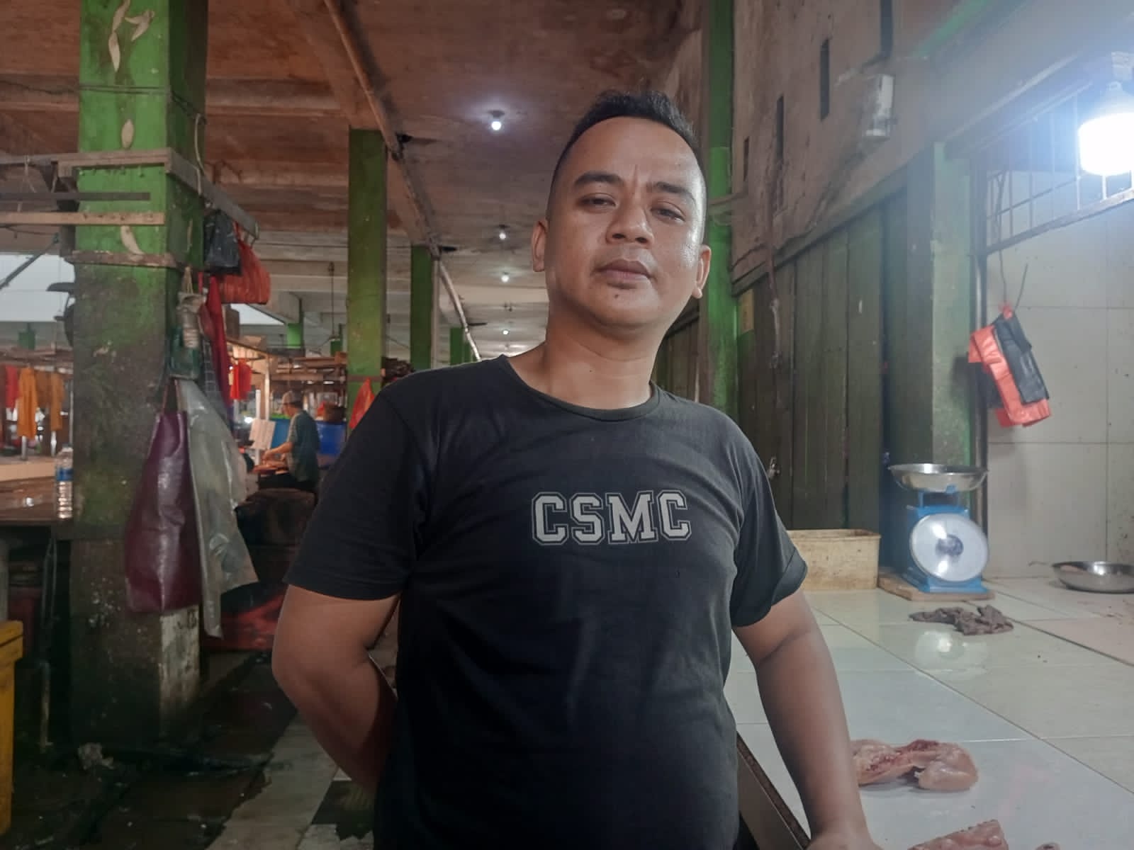 Dani (33 tahun), penjual daging ayam Pasar Teratai Pontianak. (Foto: Dinda Rahmi Dwi Putri/Mahasiswa PPL IAIN Pontianak 2023)