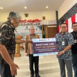 Dirut Bank Kalbar, Rokidi menyerahkan bantuan CSR secara simbolis kepada Bupati Sintang Jarot Winarno di Aula Pendopo Bupati Sintang. (Foto: Jauhari/KalbarOnline.com)
