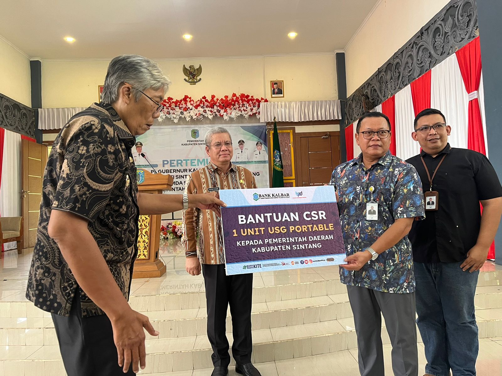 Dirut Bank Kalbar, Rokidi menyerahkan bantuan CSR secara simbolis kepada Bupati Sintang Jarot Winarno di Aula Pendopo Bupati Sintang. (Foto: Jauhari/KalbarOnline.com)