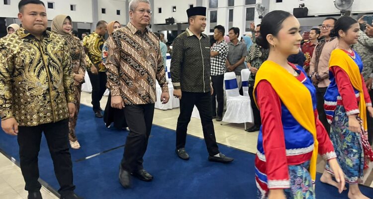 Pj Gubernur Kalbar, Harisson dan rombongan tiba di Aula Pendopo Rumah Jabatan Bupati Melawi, Jumat (13/10/2023) malam. (Foto: Jauhari)