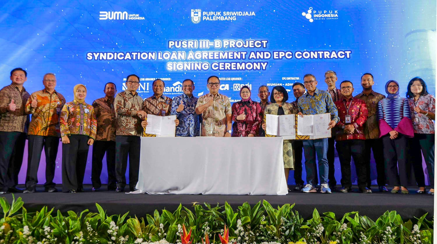 Foto bersama usai penandatanganan Perjanjian Kredit Pendanaan Proyek Pabrik Pusri IIIB dengan PT Pusri Palembang, di Ballroom The Langham Hotel Jakarta, Jumat (13/10/2023). (Foto: bank bjb)