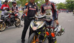 Wali Kota Pontianak, Edi Rusdi Kamtono foto bersama pembalap yang mengikuti Kejurprov Balap Motor Seri IV. (Foto: Prokopim Pontianak)