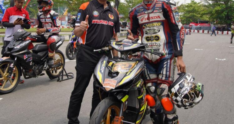 Wali Kota Pontianak, Edi Rusdi Kamtono foto bersama pembalap yang mengikuti Kejurprov Balap Motor Seri IV. (Foto: Prokopim Pontianak)