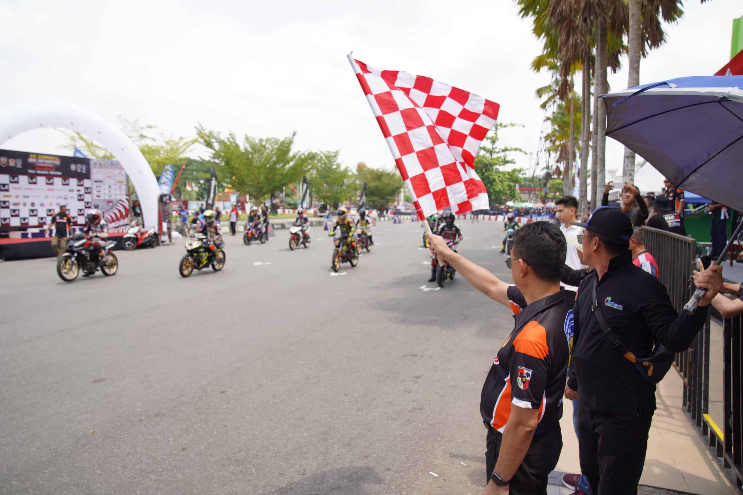 Wali Kota Pontianak, Edi Rusdi Kamtono mengibarkan bendera start menandai dimulainya Kejurprov Balap Motor Seri IV di Sirkuit Stadion SSA. (Foto: Prokopim Pontianak)