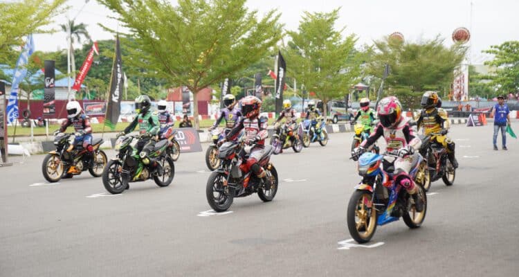Para pembalap Kejurprov Balap Motor Seri IV tengah berlaga memperebutkan Piala Wali Kota Pontianak. (Foto: Prokopim Pontianak)