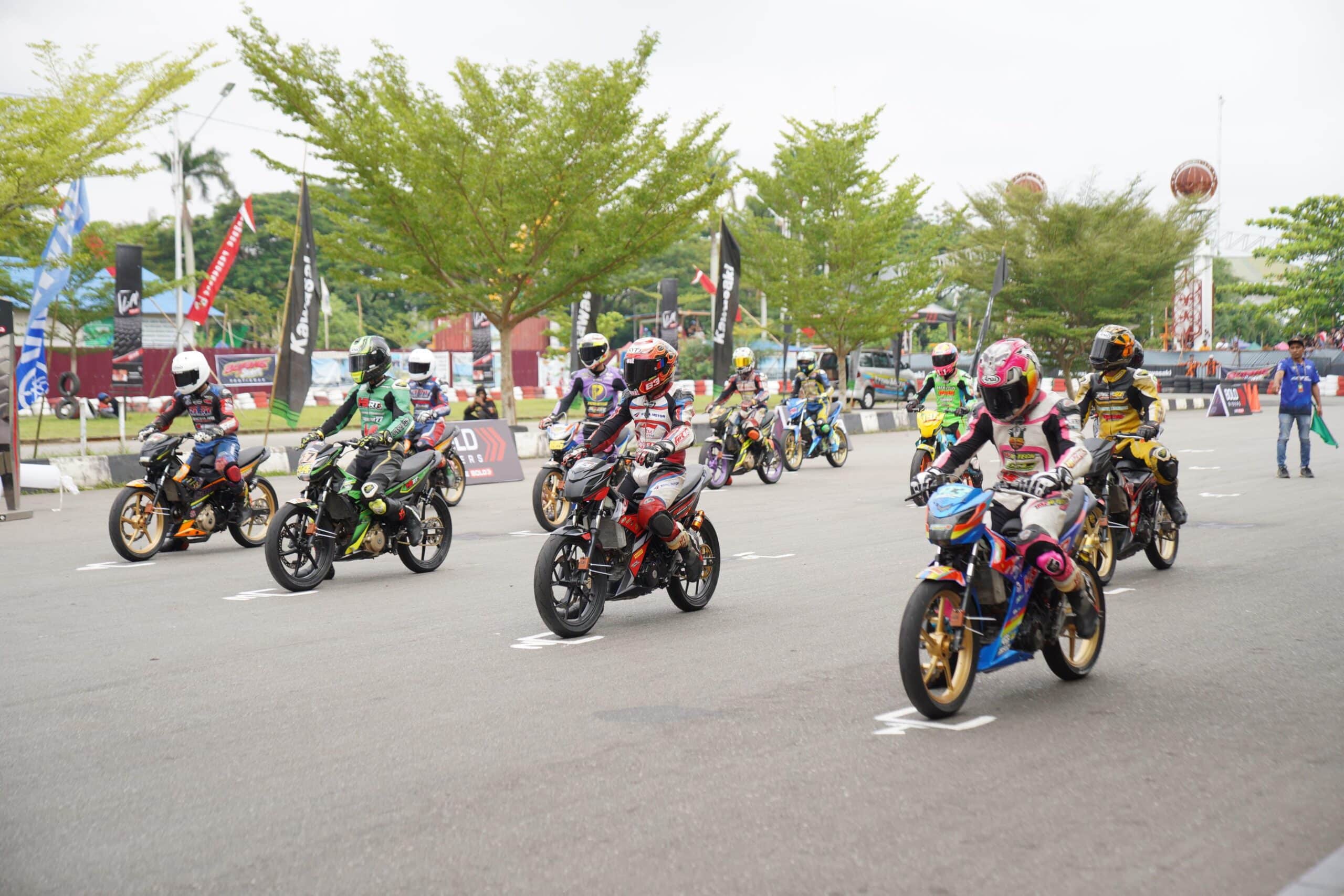 Para pembalap Kejurprov Balap Motor Seri IV tengah berlaga memperebutkan Piala Wali Kota Pontianak. (Foto: Prokopim Pontianak)
