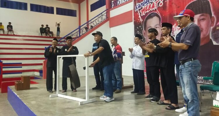 Ketum KONI Kapuas Hulu, Anwar Sanusi secara resmi menutup kejuaraan pencak silat antar remaja se-Kapuas Hulu. (Foto: Ishaq/KalbarOnline.com)