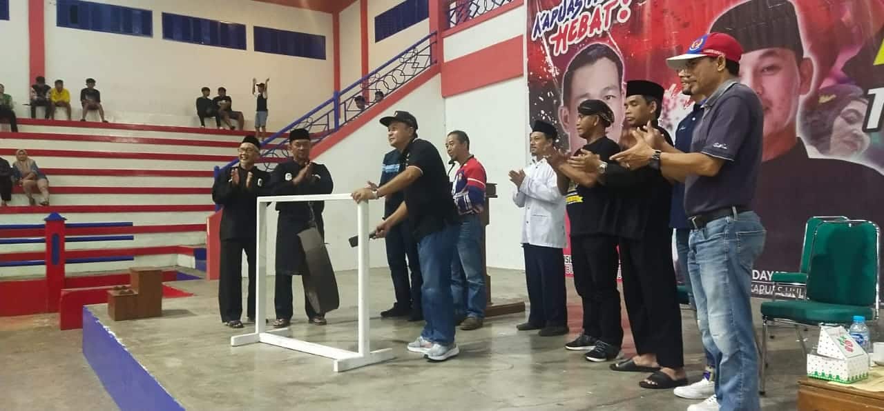 Ketum KONI Kapuas Hulu, Anwar Sanusi secara resmi menutup kejuaraan pencak silat antar remaja se-Kapuas Hulu. (Foto: Ishaq/KalbarOnline.com)