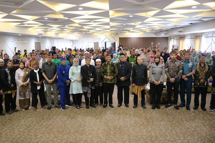 Peserta syukuran ulang tahun ke 50 (Milangkala ka 50) Paguyuban Pasundan Kabupaten Ketapang (Jawa Barat-Banten) foto bersama di Hotel Borneo Ketapang, Minggu (15/10/2023). (Foto: Adi LC)