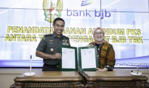 Foto bersama usai penandatanganan adendum PKS dengan Mabes TNI Angkatan Darat, di Gedung Mabes Angkatan Darat, Jakarta Pusat, Kamis (12/10/2023). (Foto: bank bjb)