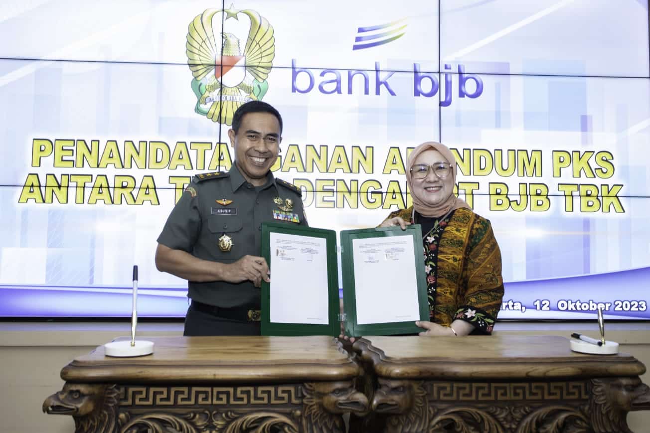Foto bersama usai penandatanganan adendum PKS dengan Mabes TNI Angkatan Darat, di Gedung Mabes Angkatan Darat, Jakarta Pusat, Kamis (12/10/2023). (Foto: bank bjb)