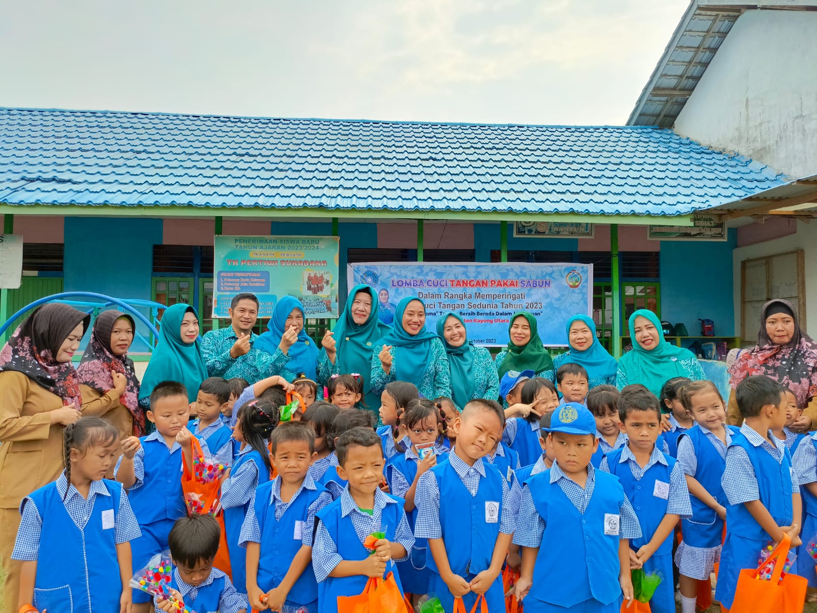Foto bersama dalam rangka memperingati Hari Cuci Tangan Sedunia, di Taman Kanak-Kanak Pertiwi, Sukadana, Senin (16/10/2023). (Foto: Santo)