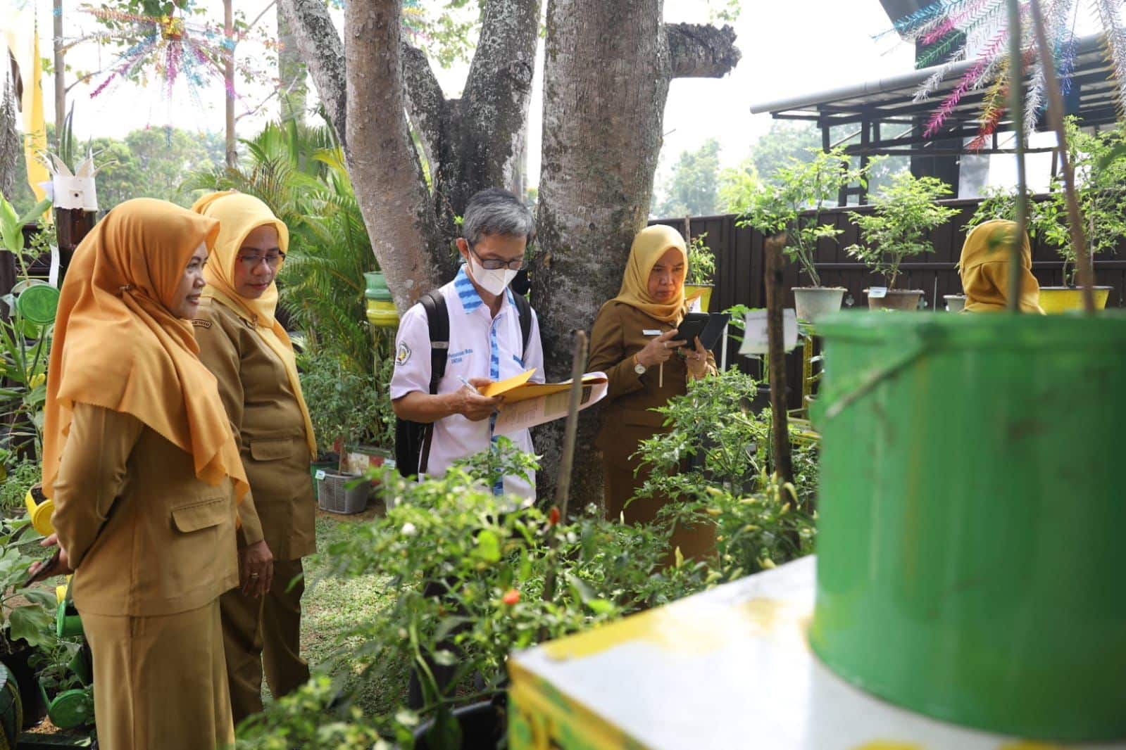 Tim penilai tengah melakukan penilaian Gerakan Menanam Sayur di lingkungan Pemkot Pontianak. (Foto: Kominfo Pontianak)