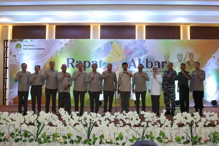 Foto bersama usai Rapat Akbar Napak Tilas di Hotel Borneo Ketapang, Senin (16/10/2023). (Foto: Adi LC)