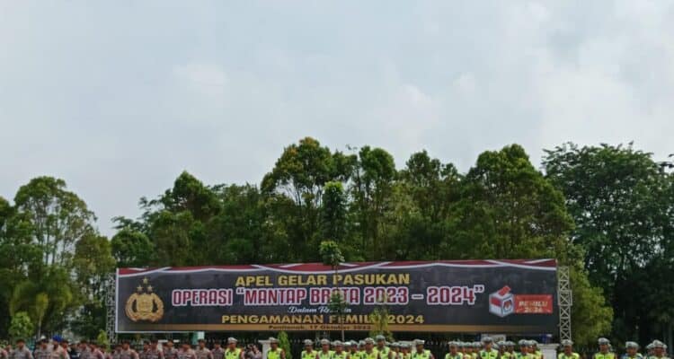 Anggota Polda Kalbar saat mengikuti apel gelar pasukan Operasi Mantap Brata 2023-2024. (Foto: Dinda Rahmi Dwi Putri/Mahasiswa PPL IAIN Pontianak 2023)