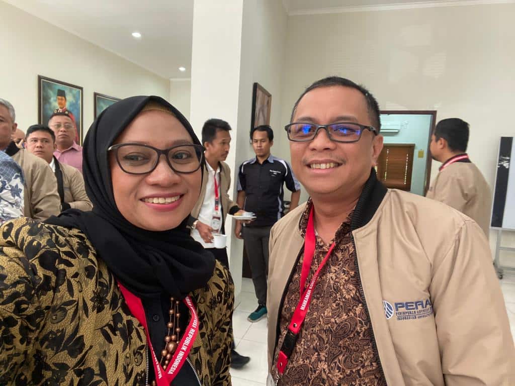 Dwi Safriyanto, S.H., M.Hum (kiri) urusan dari Peradi Pontianak saat mengikuti Bimtek Hukum Acara Perselisihan Hasil Pemilu Tahun 2024 di Mahkamah Konstitusi