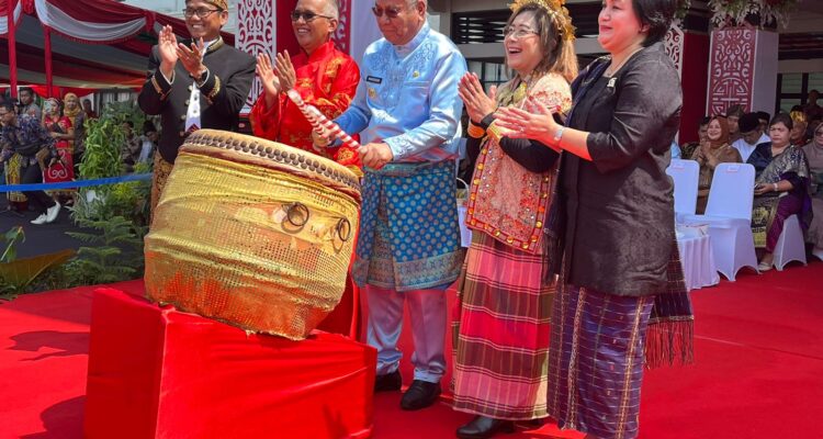 Pj Gubernur Kalbar, Harisson membuka Event Nasional Festival HAM dan Peringatan Hari Jadi ke-22 Pembentukan Kota Singkawang, di halaman Kantor Wali Kota Singkawang, Selasa (17/10/2023). (Foto: Jauhari)