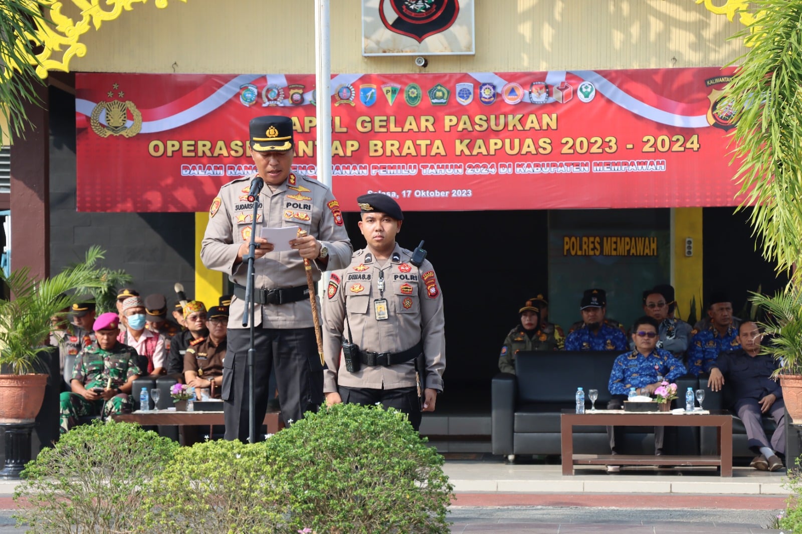 Kapolres Mempawah, AKBP Sudarsono memimpin Apel Gelar Pasukan Operasi Terpusat Mantap Brata Kapuas 2023 - 2024, di halaman Mapolres Mempawah, Selasa (17/10/2023). (Foto: Polres Mempawah)