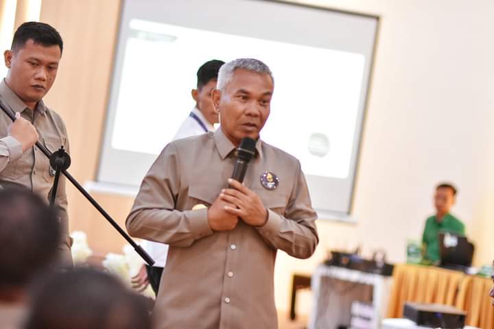 Bupati Ketapang, Martin Rantan menyampaikan sambutan pada kegiatan rapat akbar persiapan napak tilas, Senin (16/10/2023). (Foto: Adi LC)