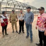 Pj Gubernur Kalbar, Harisson meninjau progres pembangunan Bandara Singkawang, di Kelurahan Pangmilang, Kecamatan Singkawang Selatan, Selasa (17/10/2023). (Foto: Jauhari)