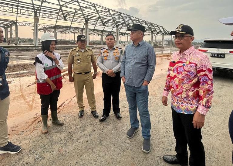 Pj Gubernur Kalbar, Harisson meninjau progres pembangunan Bandara Singkawang, di Kelurahan Pangmilang, Kecamatan Singkawang Selatan, Selasa (17/10/2023). (Foto: Jauhari)