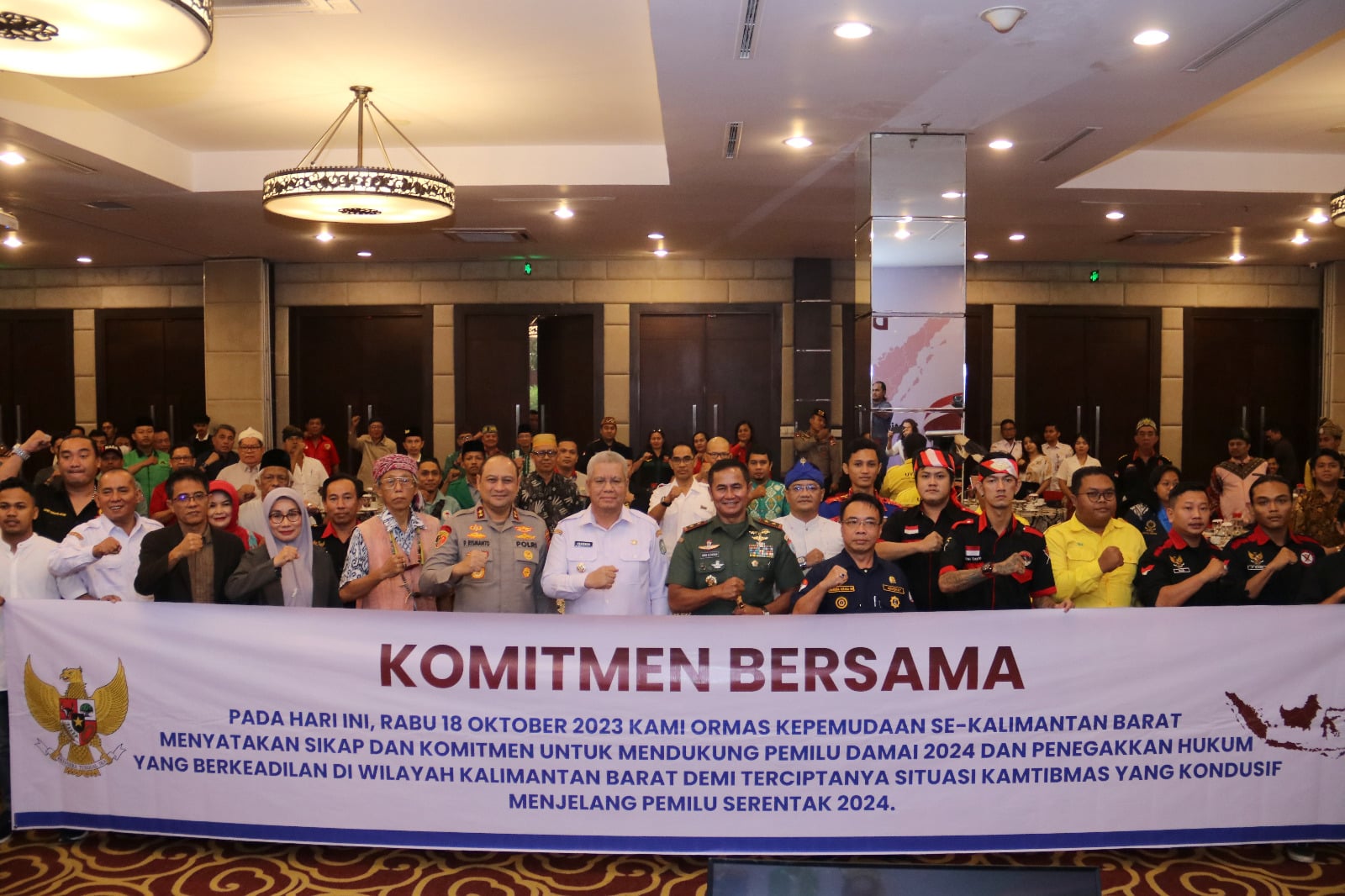 Foto bersama peserta Dialog Kebangsaan dan Deklarasi Pemilu Damai 2024, Rabu (18/10/2023). (Foto: Jauhari)