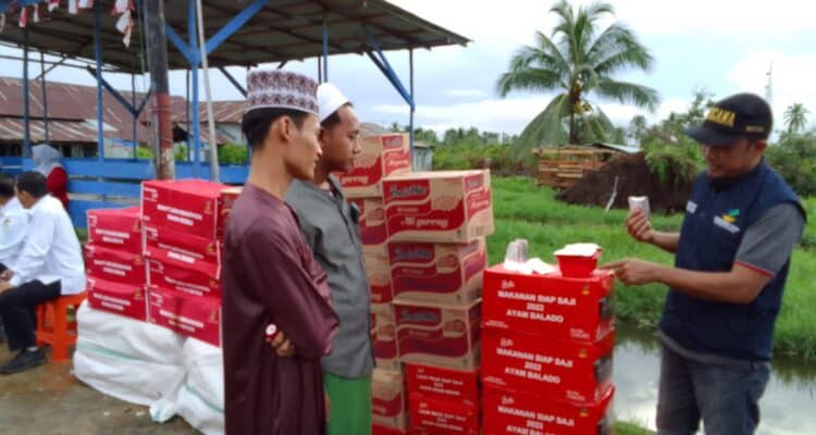 Penyerahan bantuan sembako kepada pihak Ponpes Madinatul Qur'an rusak berat akibat angin puting beliung. (Foto: Reza Aurli Firmansyah/Mahasiswa PPL IAIN Pontianak 2023)