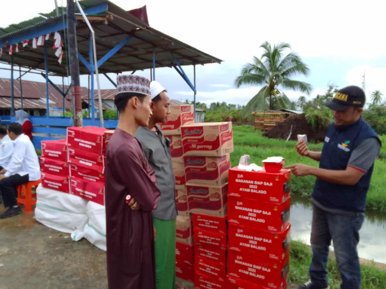 Penyerahan bantuan sembako kepada pihak Ponpes Madinatul Qur'an rusak berat akibat angin puting beliung. (Foto: Reza Aurli Firmansyah/Mahasiswa PPL IAIN Pontianak 2023)