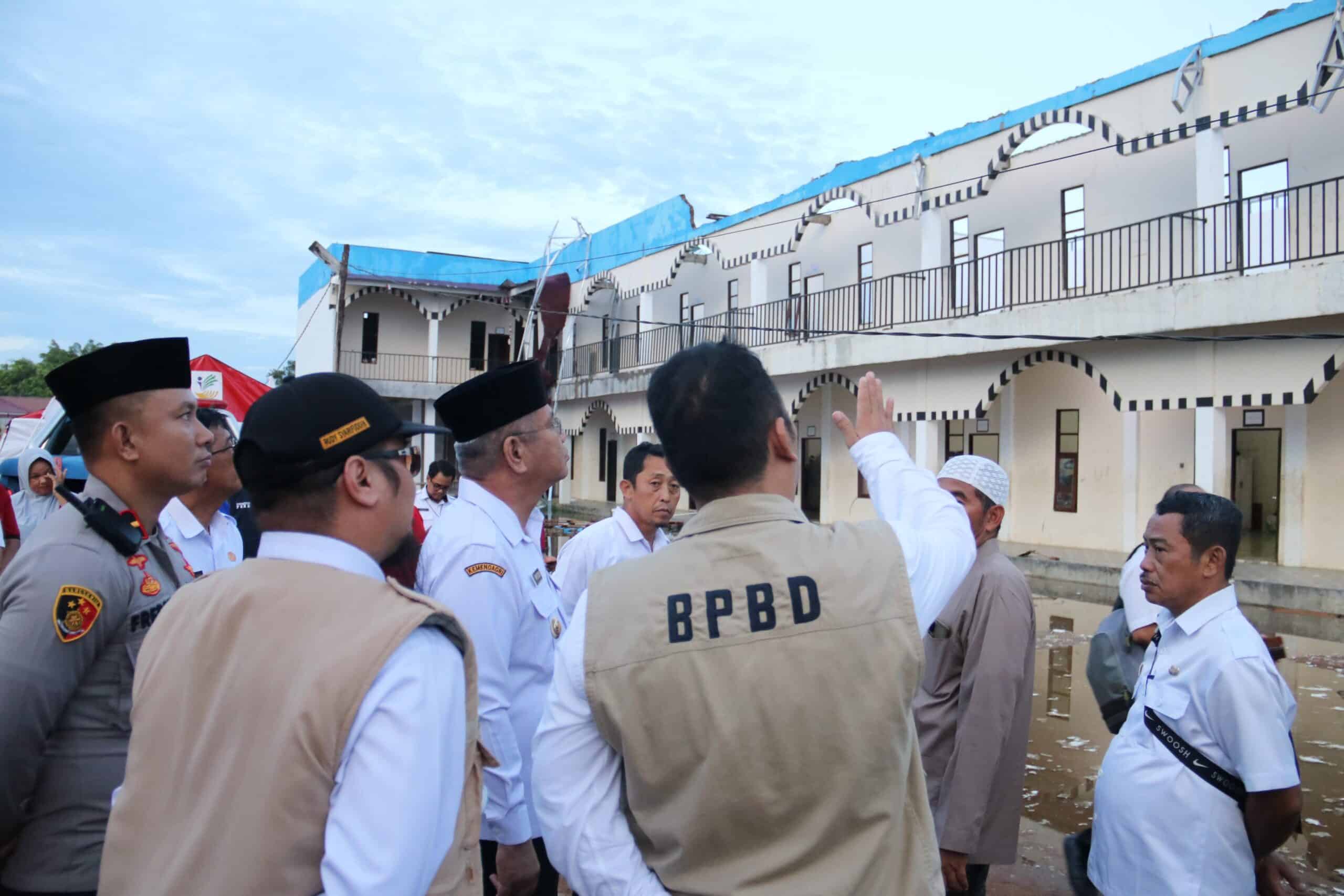 Pj Gubernur Kalbar, Harisson meninjau bangunan area Ponpes Ad-Dakwah Madinatul Qur'an yang tertimpa musibah angin puting beliung, Rabu (18/10/2023). (Foto: Jauhari)