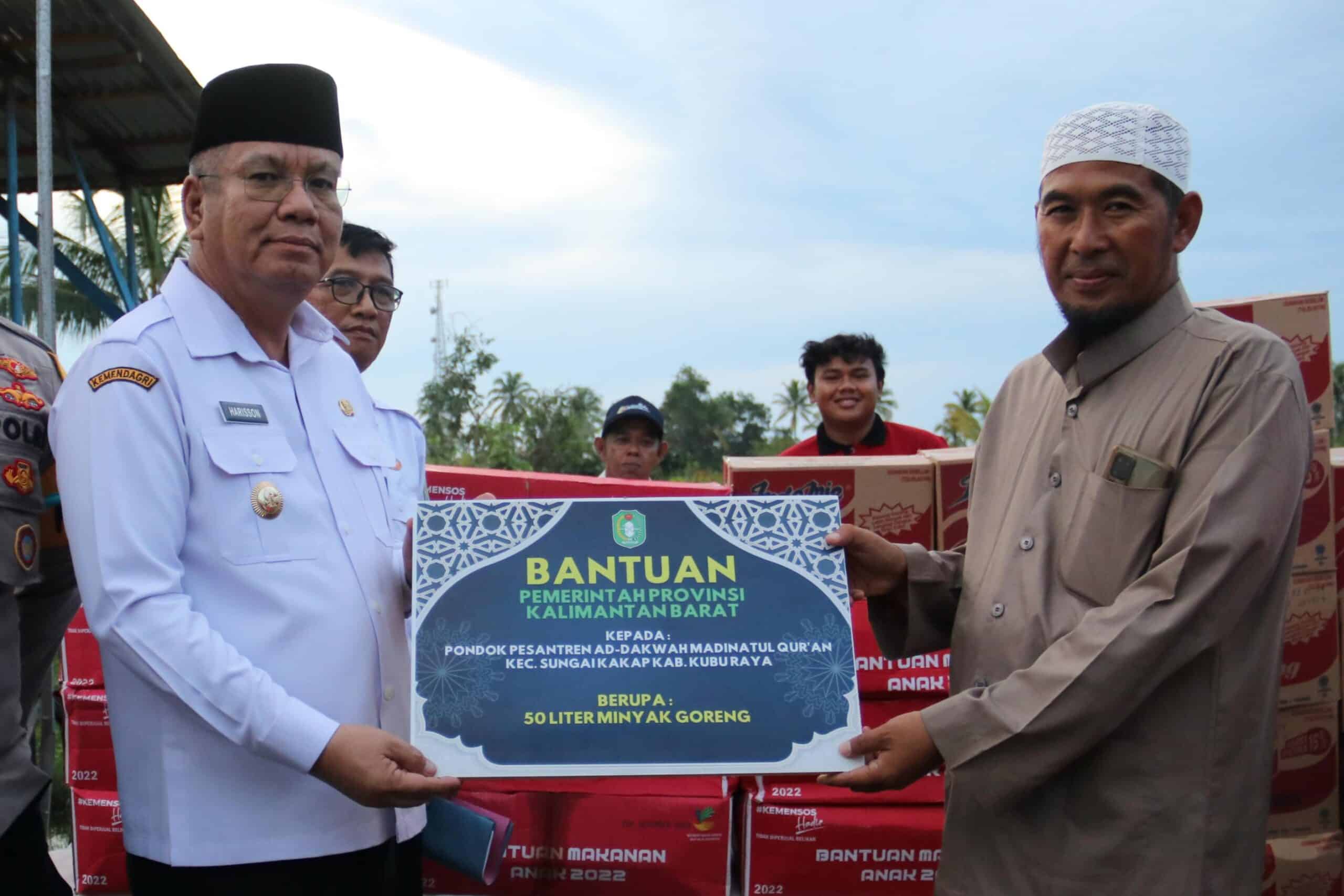 Pj Gubernur Kalbar, Harisson menyerahkan bantun ke Ponpes Ad-Dakwah Madinatul Qur'an Desa Pal IX, Kecamatan Sungai Kakap, Kabupaten Kubu Raya, Rabu (18/10/2023). (Foto: Jauhari)