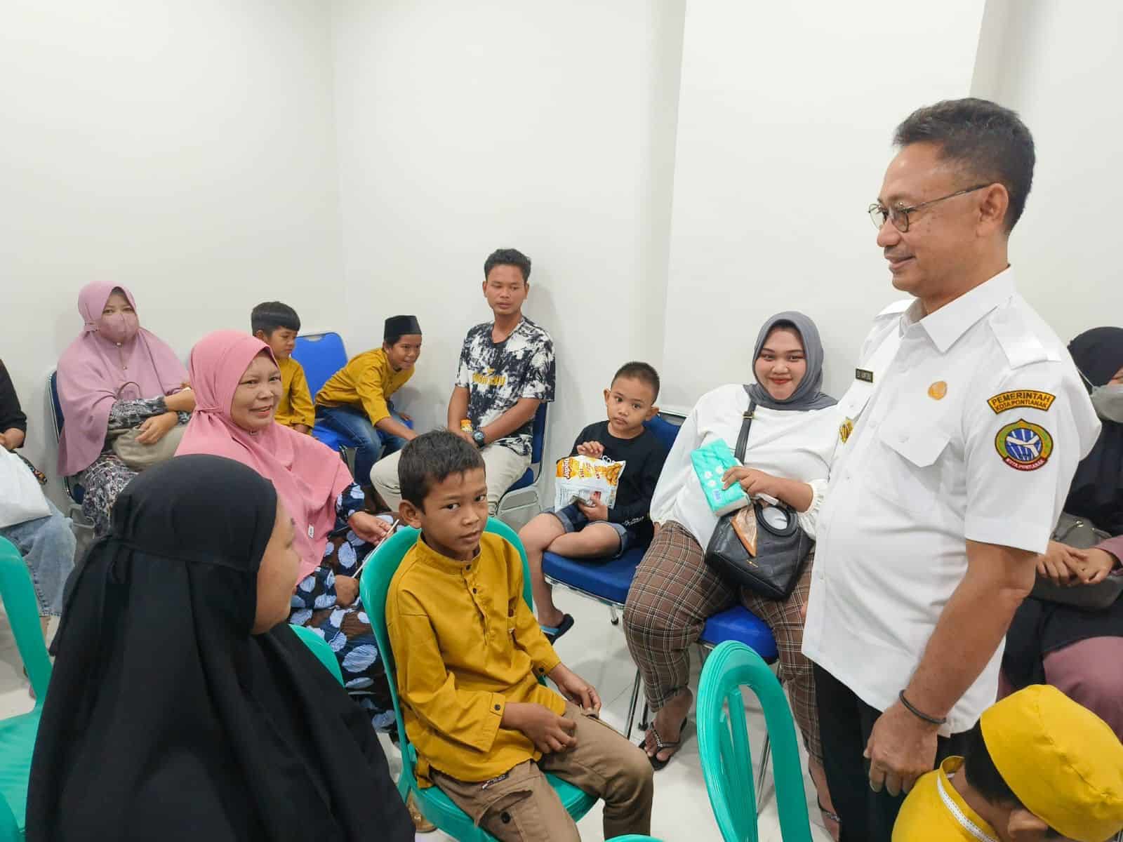 Wali Kota Pontianak Edi Rusdi Kamtono menyapa anak-anak peserta Sunatan Massal yang digelar RS Kharitas Bhakti. (Foto: Prokopim Pontianak)