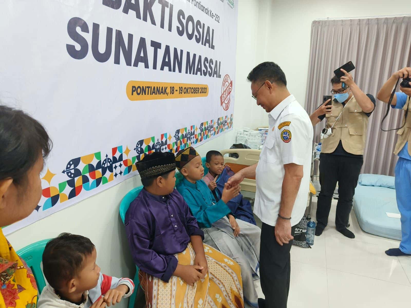 Wali Kota Pontianak Edi Rusdi Kamtono menyapa anak-anak peserta Sunatan Massal yang digelar RS Kharitas Bhakti. (Foto: Prokopim Pontianak)