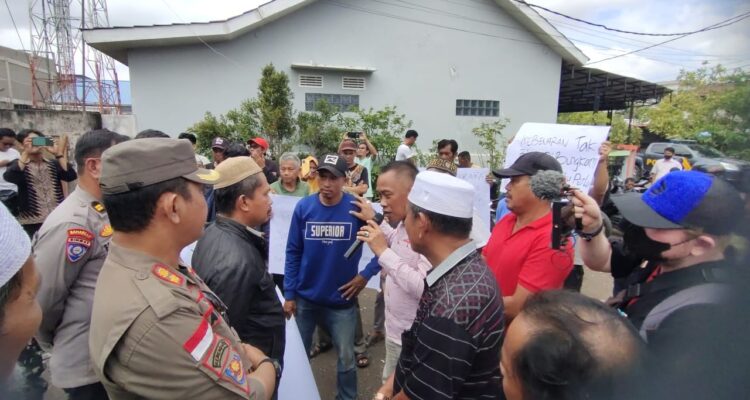Protes massa dilayangkan di Kantor Desa Mekar Baru Kecamatan Sungai Raya, Kabupaten Kubu Raya, pada Selasa (17/10/2023). (Foto: Polres Kubu Raya)